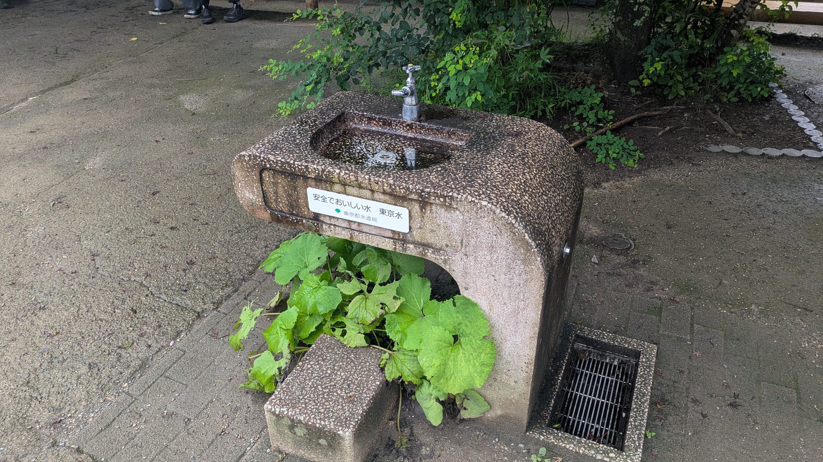 A concrete drinking fountain at the summit with a Tokyo Waterworks plaque